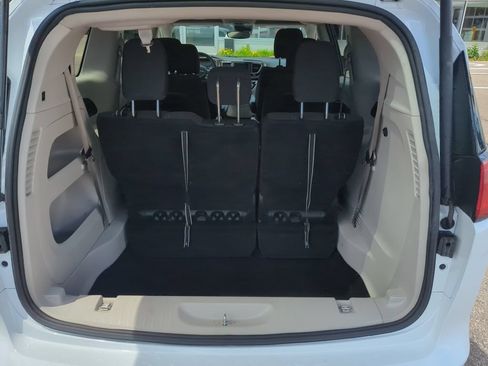 Used 2023 Chrysler Voyager LX FWD image 7