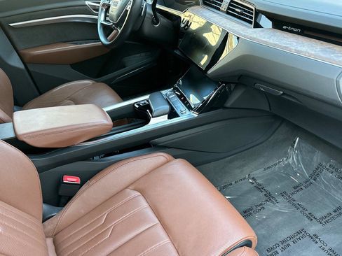 Used 2019 Audi e-tron Prestige w/ Prestige Package image 15