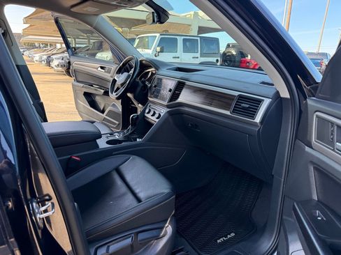 Used 2021 Volkswagen Atlas SE image 16