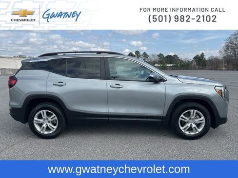 Used 2023 GMC Terrain SLE w/ Driver Convenience Package image 4