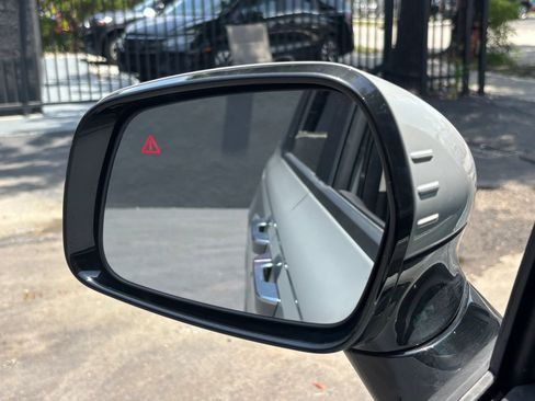 Used 2025 Kia Carnival EX FWD image 25