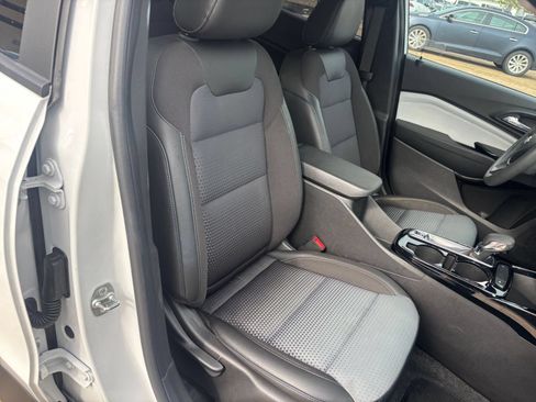 Used 2025 Chevrolet Trax LT FWD image 30