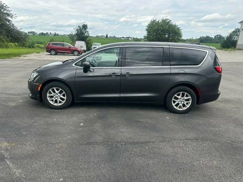 Used 2017 Chrysler Pacifica Touring FWD image 2