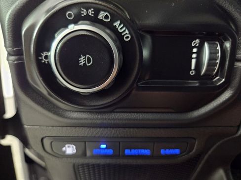 Used 2025 Jeep Wrangler Sahara w/ Safety Group image 20