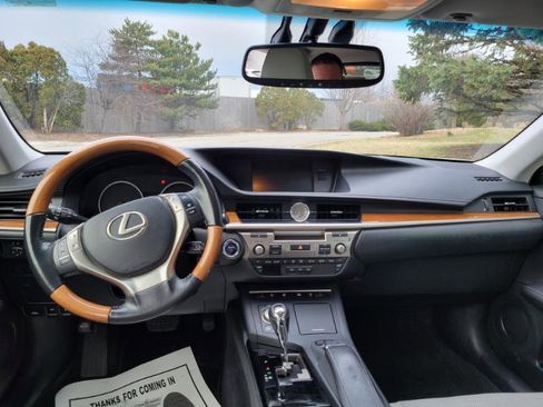 Used 2015 Lexus ES 300h w/ Navigation System Package image 14