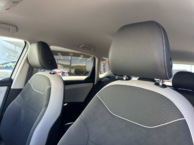 Certified 2025 Volkswagen Taos SE FWD image 25