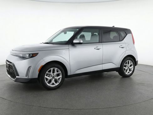 Used 2025 Kia Soul LX w/ LX Technology Package FWD image 3