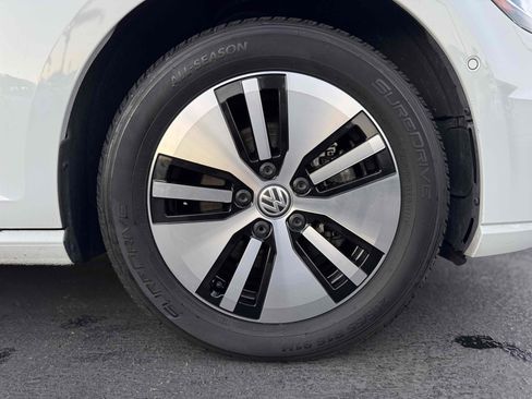 Used 2017 Volkswagen e-Golf SEL Premium w/ Driver Assistance Package image 36