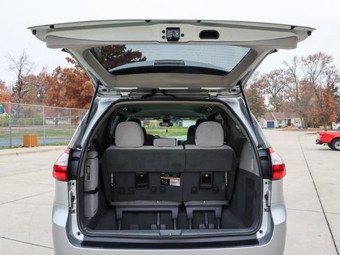 Used 2019 Toyota Sienna LE image 19