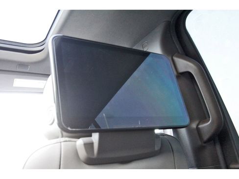 Used 2021 Chevrolet Suburban Z71 w/ Z71 Off-Road Package image 18