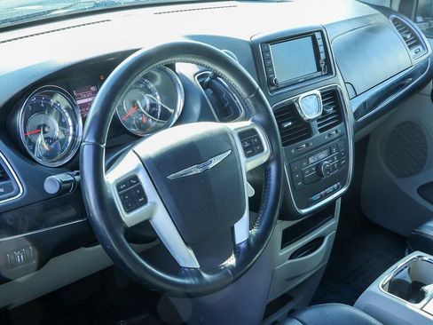 Used 2014 Chrysler Town & Country Touring FWD image 30