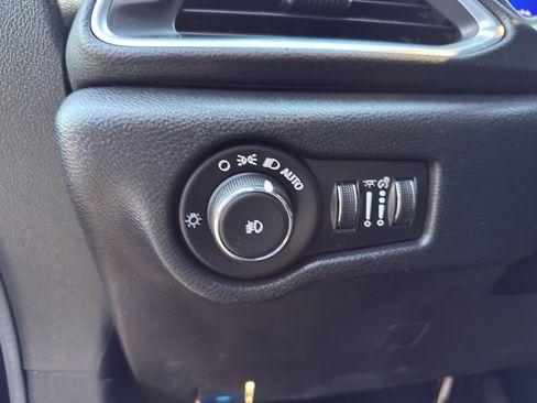 Used 2025 Chrysler Pacifica Limited FWD image 15