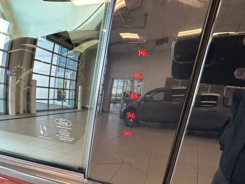 Used 2021 Ford Escape SE w/ SE Sport Appearance Package image 9