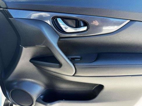 Used 2018 Nissan Rogue SV FWD image 46