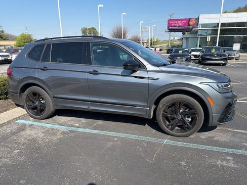 Used 2023 Volkswagen Tiguan SE R-Line image 2