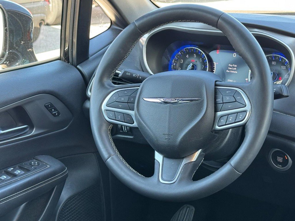 Used 2025 Chrysler Pacifica Select FWD image 16