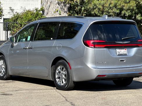 Used 2021 Chrysler Pacifica Touring image 5