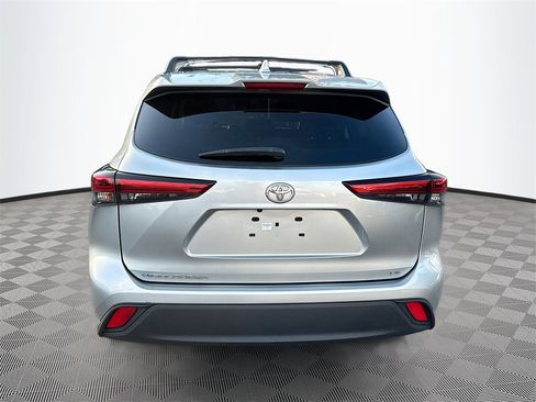 Used 2021 Toyota Highlander LE image 8