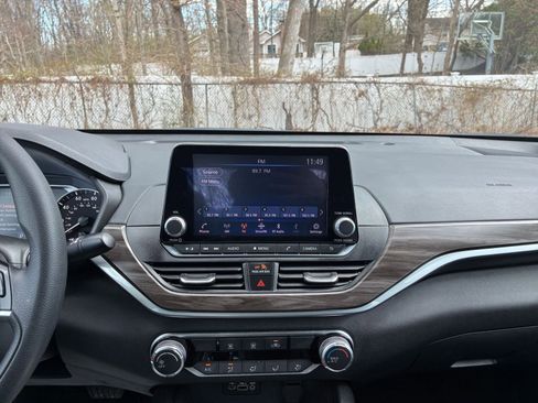 Used 2025 Nissan Altima 2.5 SV image 17