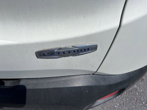 Used 2016 Jeep Renegade Latitude w/ Cold Weather Group FWD image 9