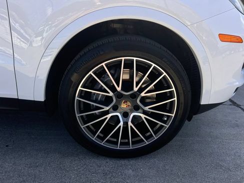 Used 2022 Porsche Cayenne AWD/4WD image 37