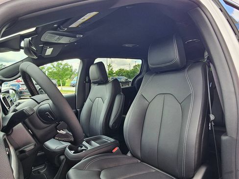 New 2027 Chrysler Pacifica Select FWD image 18
