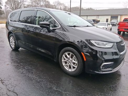 Used 2024 Chrysler Pacifica Touring-L image 7