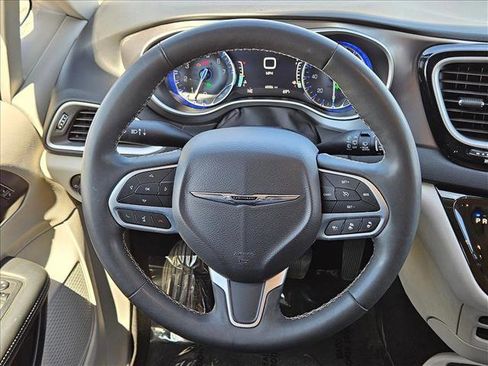 Used 2023 Chrysler Pacifica Touring-L FWD image 16