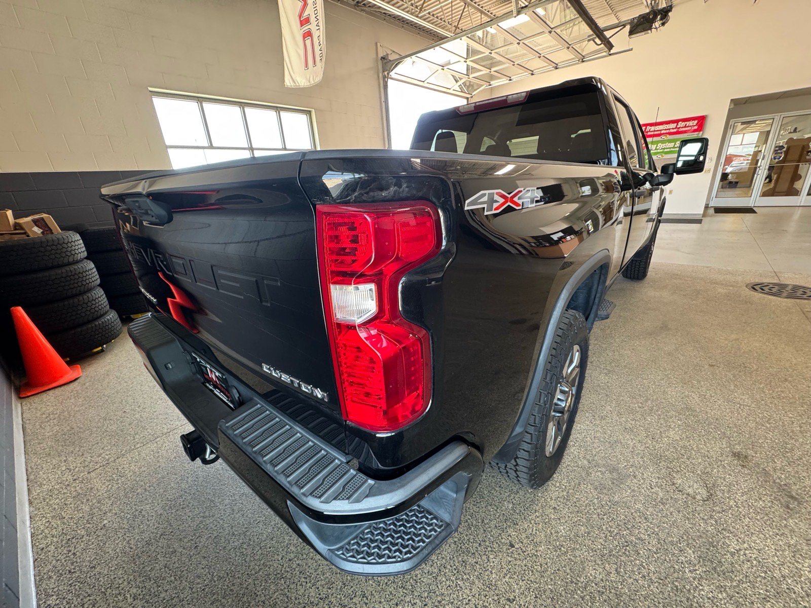 Used 2022 Chevrolet Silverado 2500 Custom w/ Custom Value Package AWD/4WD image 5