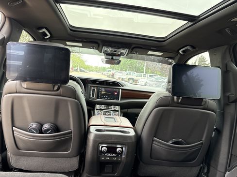 Used 2023 GMC Yukon Denali Ultimate AWD/4WD image 15