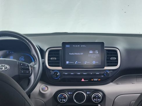 Used 2024 Hyundai Venue SEL FWD image 16