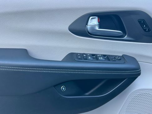 Used 2024 Chrysler Pacifica Select image 11