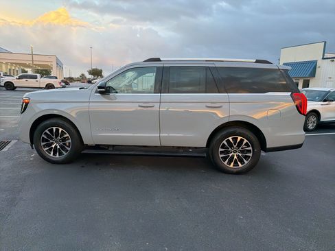 Used 2025 Ford Expedition Platinum image 13