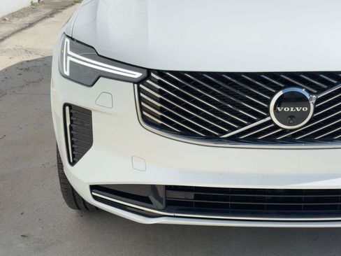 Certified 2025 Volvo XC90 B6 Plus image 27