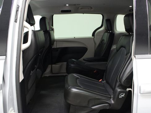 Used 2024 Chrysler Pacifica Touring-L FWD image 13