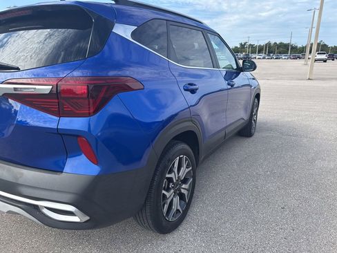 Used 2023 Kia Seltos EX image 3