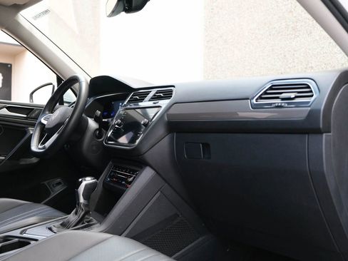Used 2023 Volkswagen Tiguan SE image 33