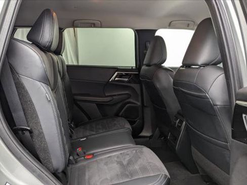 Used 2024 Mitsubishi Outlander SE image 18