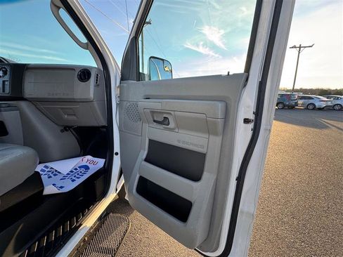 Used 2014 Ford E-250 and Econoline 250 Extended w/ Power Group image 39
