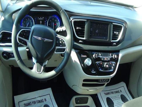 Used 2023 Chrysler Voyager LX image 14