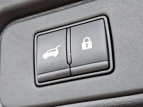 Used 2025 Nissan Rogue SV FWD image 30