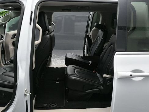 Used 2023 Chrysler Pacifica Touring-L image 13