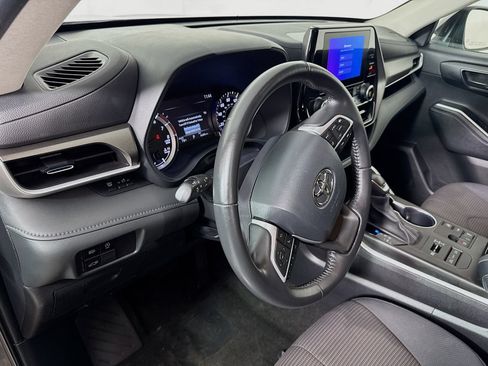 Used 2024 Toyota Highlander LE AWD/4WD image 9