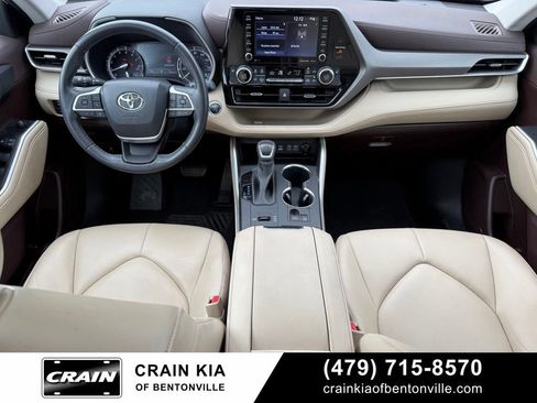 Used 2022 Toyota Highlander XLE FWD image 25