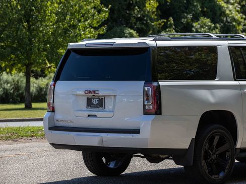 Used 2020 GMC Yukon XL SLT w/ Graphite Performance Edition image 5