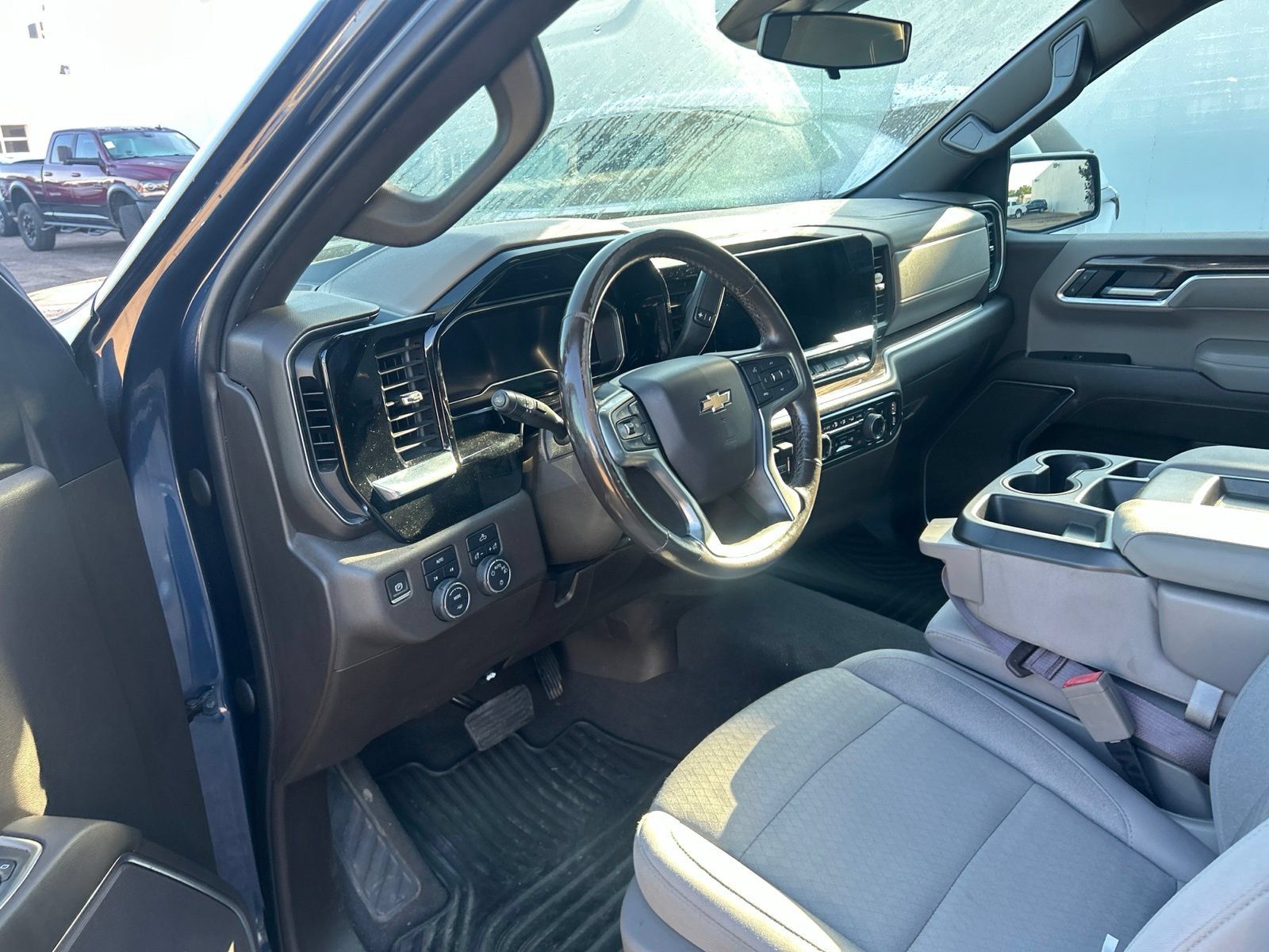 Used 2022 Chevrolet Silverado 1500 LT w/ Convenience Package II AWD/4WD image 5