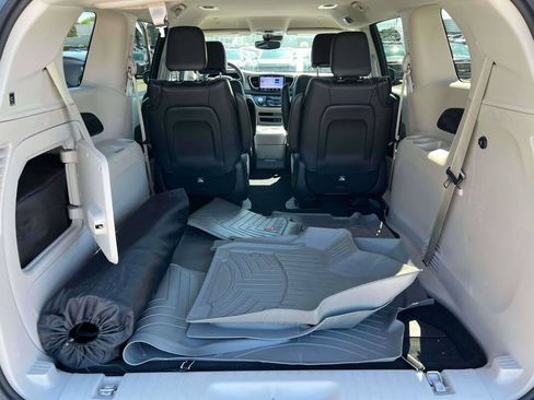 Used 2022 Chrysler Pacifica Touring-L FWD image 7