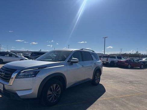 Certified 2024 Nissan Pathfinder SV image 3