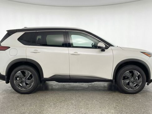 Used 2025 Nissan Rogue SV image 11