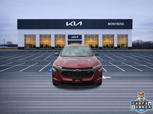 Used 2025 Chevrolet Trax RS FWD image 2